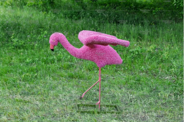 розовый фламинго садовая фигура