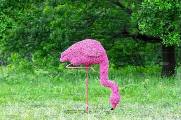 розовый фламинго фигура для сада