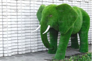 Топиари слон философ - газон Eco