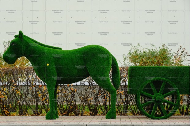 Топиари композиция конь Лари с телегой - газон Eco
