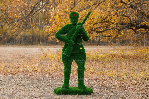 Топиари солдат, ружье в двух руках - газон Eco+Deluxe | Заказать и купить с доставкой