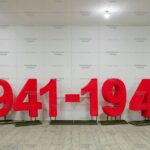 Топиари стела 1941-1945, h=200 см - газон Eco