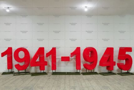 Топиари стела 1941-1945, h=200 см - газон Eco