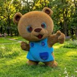 Топиари медвежонок в фартуке, h=160 см - газон Eco цветной