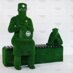 Топиари композиция доктор с обезьянкой на лавочке - газон Есо