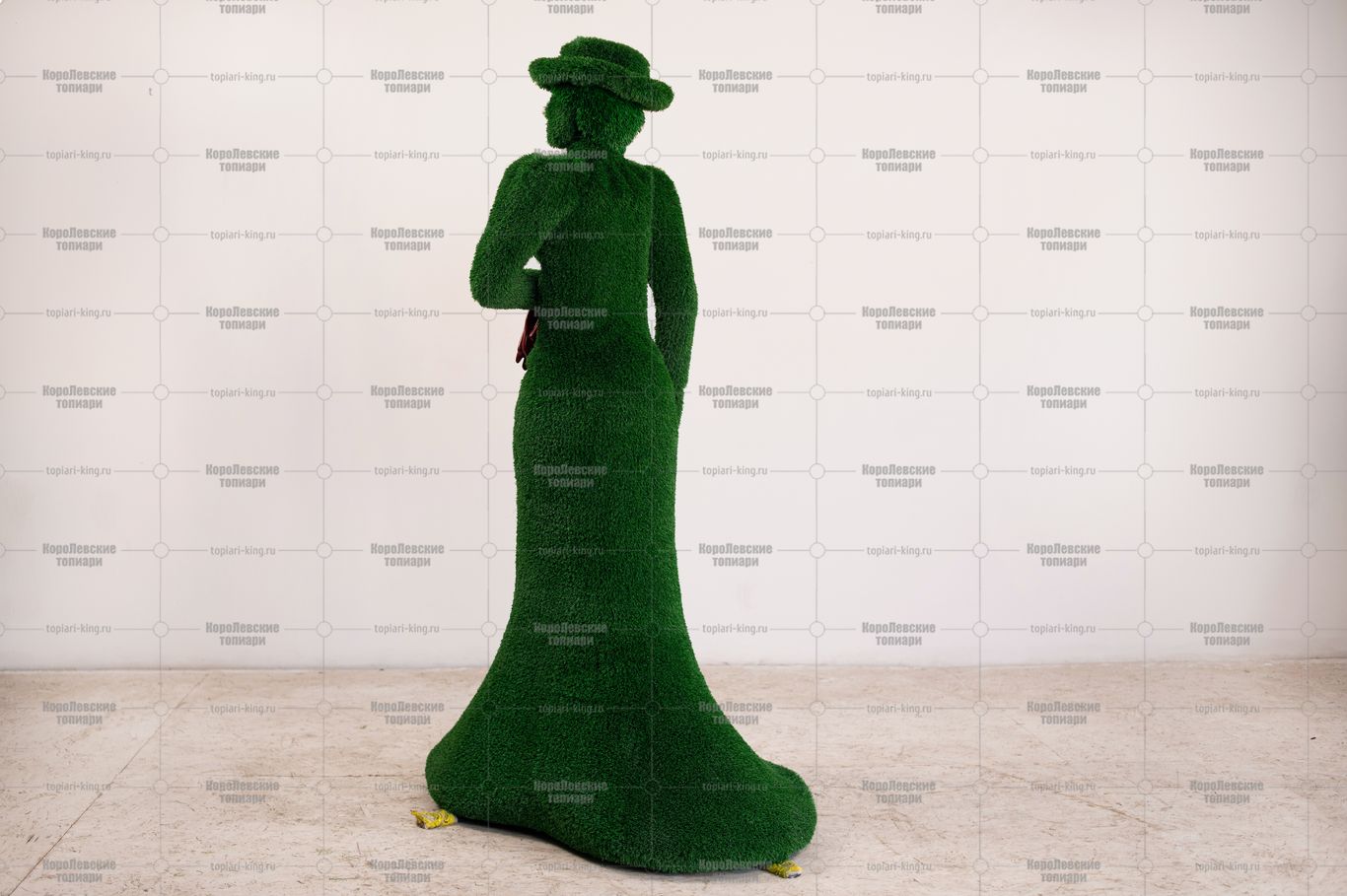 Топиари дама с перчатками, h=185см- газон Eco Топиари дама с перчатками, h=185см- газон Eco