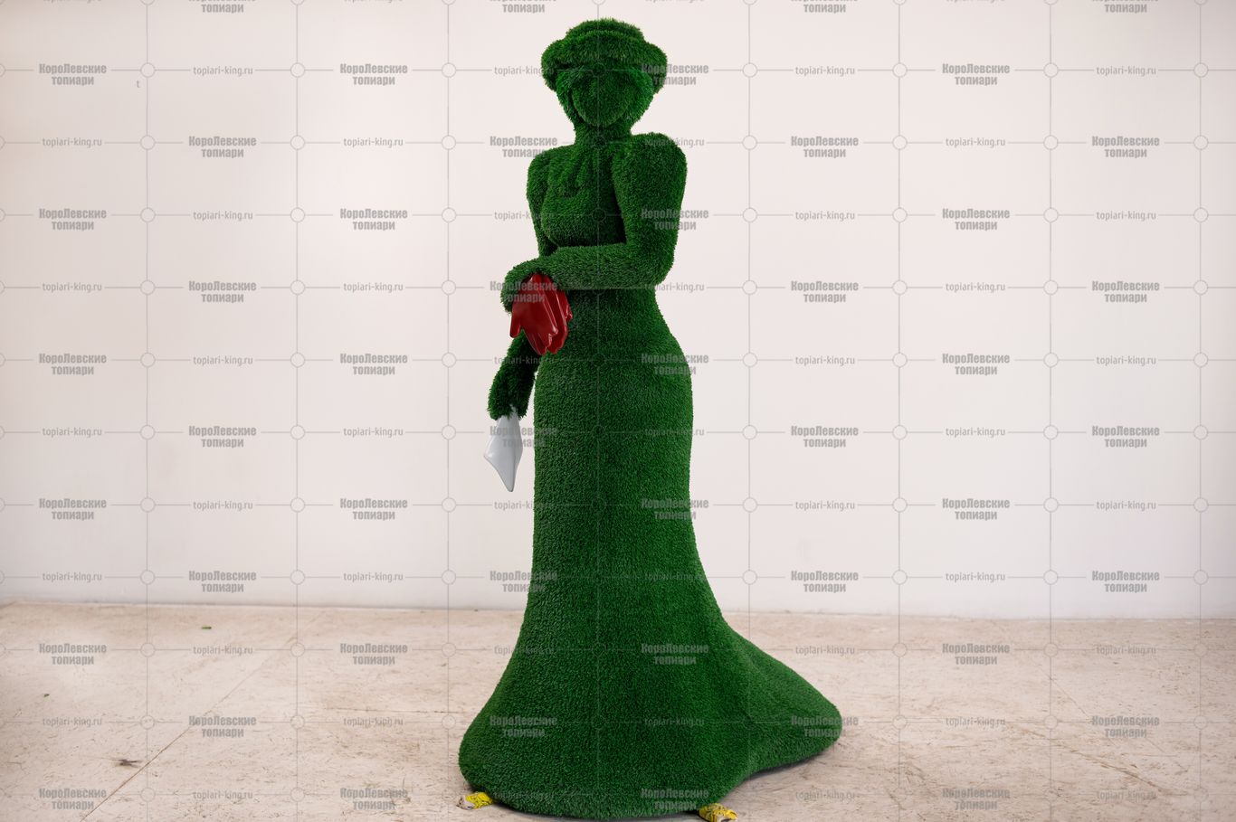 Топиари дама с перчатками, h=185см- газон Eco Топиари дама с перчатками, h=185см- газон Eco