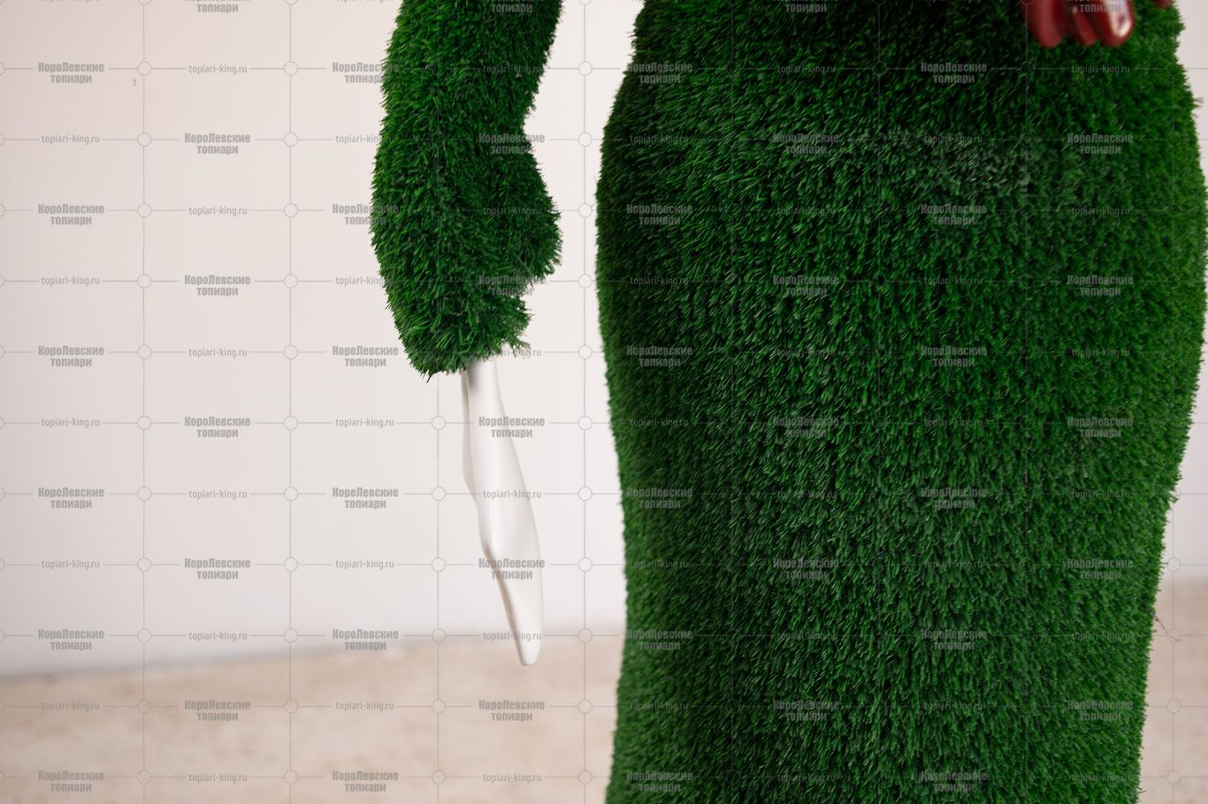 Топиари дама с перчатками, h=185см- газон Eco Топиари дама с перчатками, h=185см- газон Eco