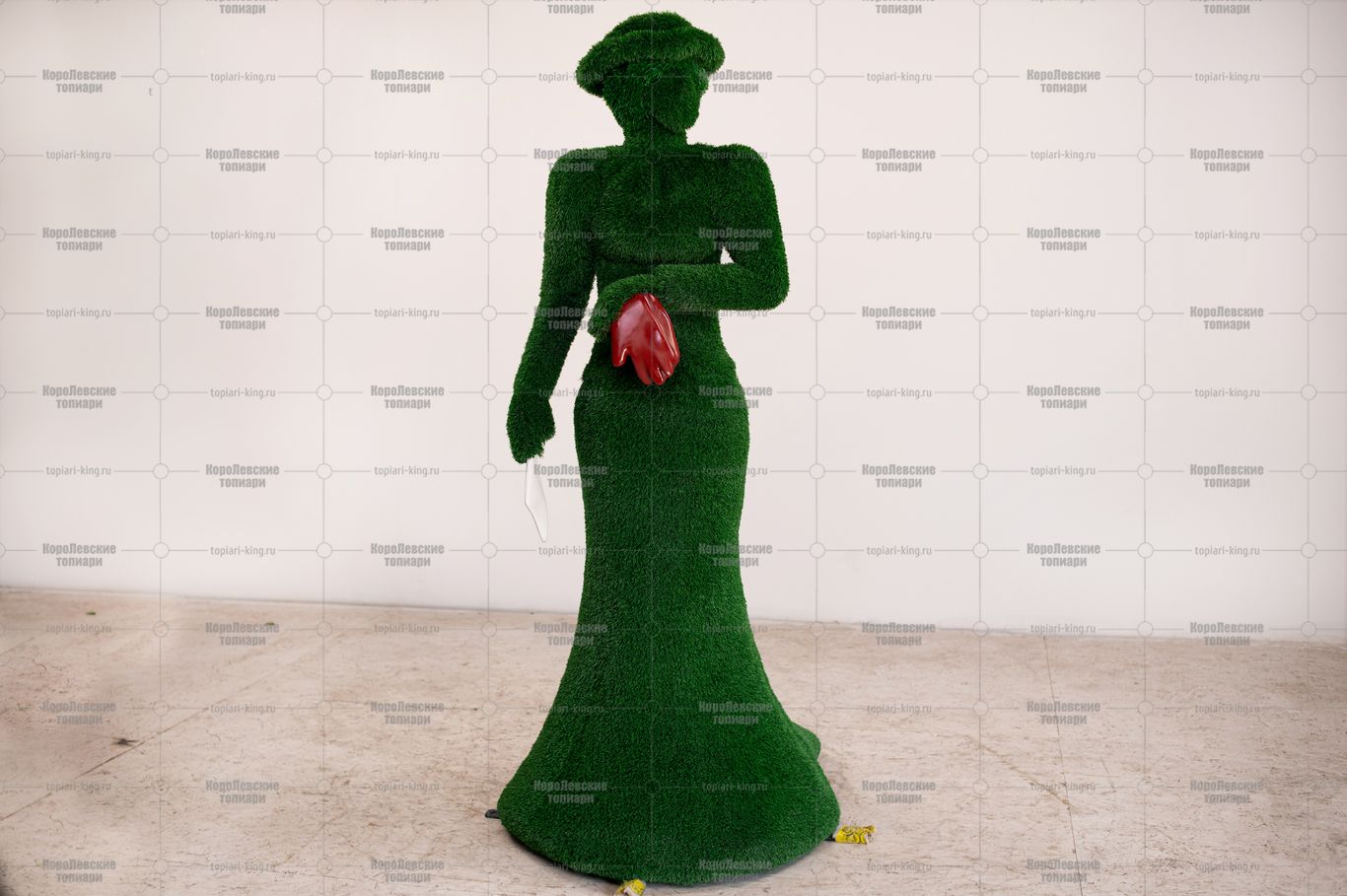 Топиари дама с перчатками, h=185см- газон Eco Топиари дама с перчатками, h=185см- газон Eco