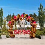 Топиари арка с георгиевской лентой- газон Eco