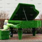 Топиари композиция рояль c логотипом и пуфом - газон Deluxe