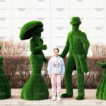 Топиари композиция светская встреча №1 (леди с зонтиком, джентльмен, девочки с подносом и букетом) -