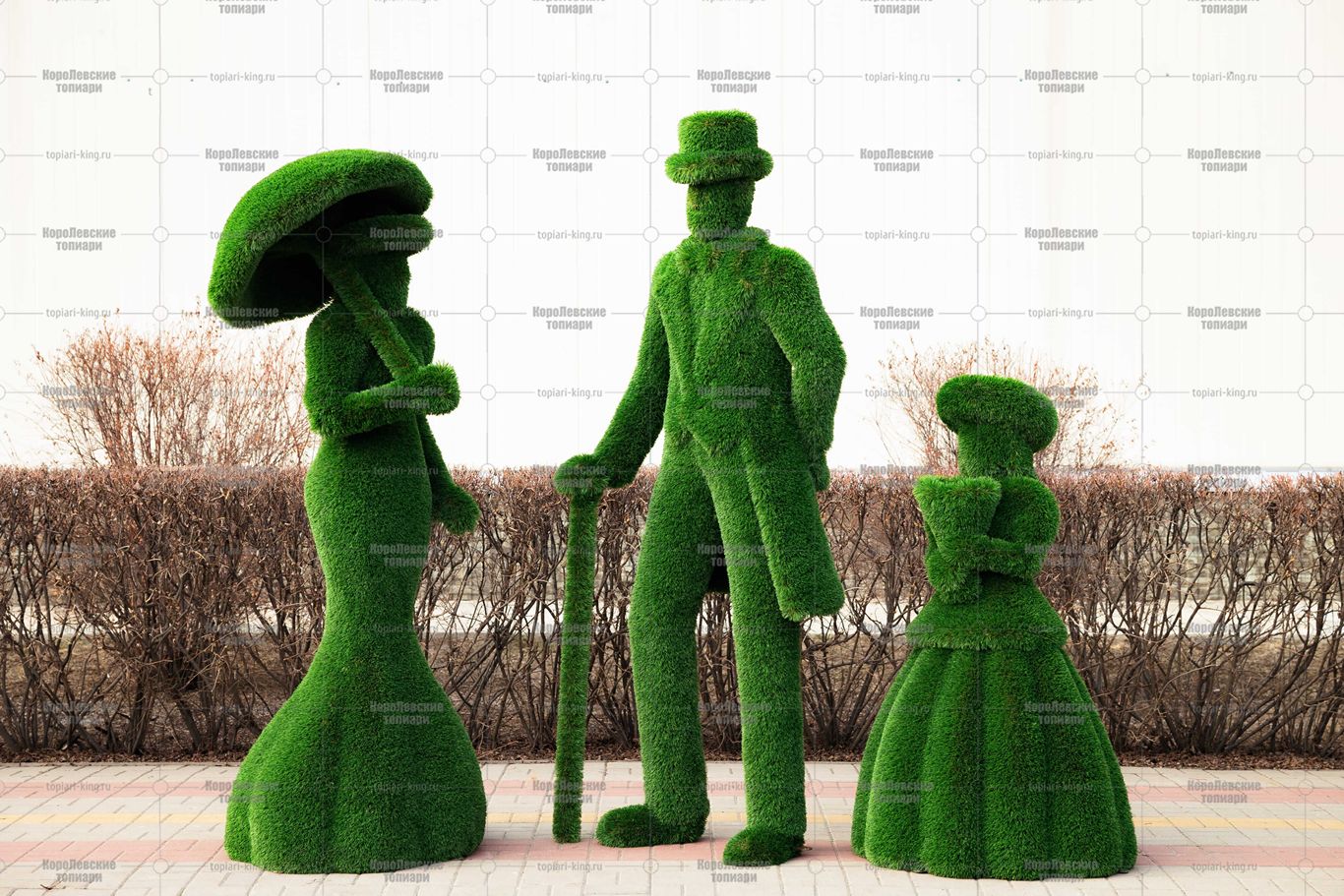 Топиари композиция светская встреча №5 (леди с зонтиком, джентльмен, девочка с букетом)-газон Deluxe Топиари композиция светская встреча №5 (леди с зонтиком, джентльмен, девочка с букетом)-газон Deluxe