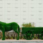 Топиари композиция конь Лари с телегой - газон Eco