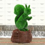 Топиари композиция белка Роза на пне - газон Deluxe + Eco