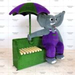 Топиари композиция слон с зонтом на лавочке - газон Eco