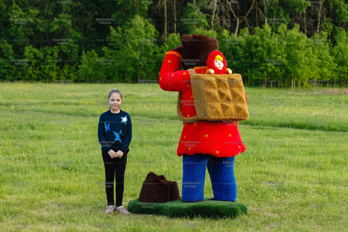 Топиари композиция девочка Мария и медведь Витюша - газон Eco Топиари композиция девочка Мария и медведь Витюша - газон Eco