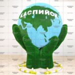 Топиари земной шар в руках, с логотипом, модель 2 - газон Eco +Deluxe