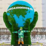 Топиари земной шар в руках, h=300см, модель 3 - Eco +Deluxe