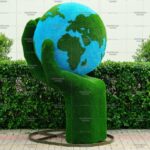 Топиари земной шар в руке - газон Eco