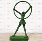 Топиари гимнастка - газон Есо