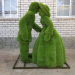 Топиари композиция леди и джентельмен, поцелуй, h=180 см - газон Premium