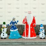 Топиари композиция дед мороз, снегурочка, 4 снеговика - газон Eco