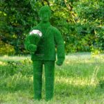 Топиари мужчина с букетом - газон Eco