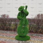 Топиари музыкант с контрабасом - газон Eco +