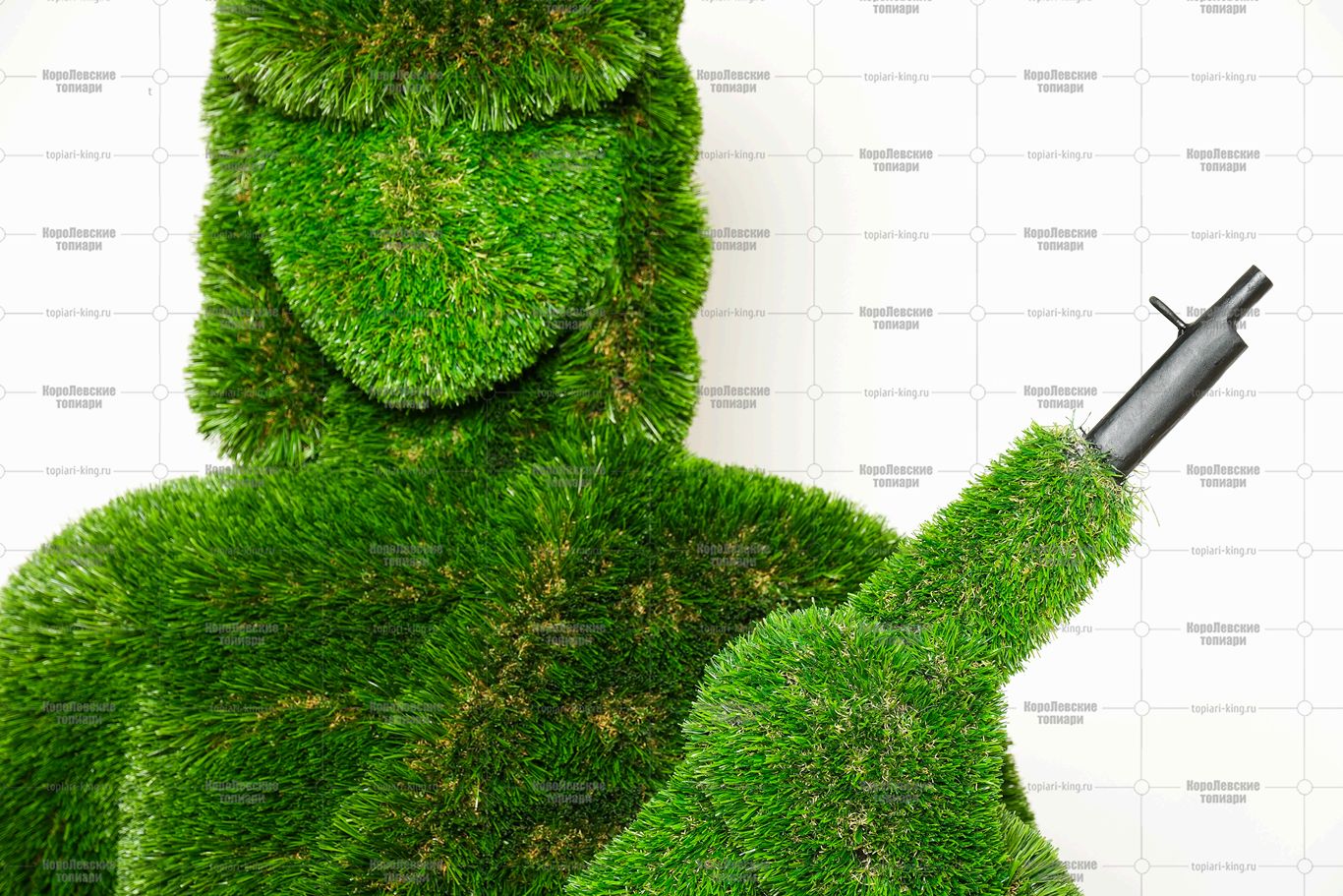 Топиари гусар, ружье в руках - газон Deluxe Топиари гусар, ружье в руках - газон Deluxe