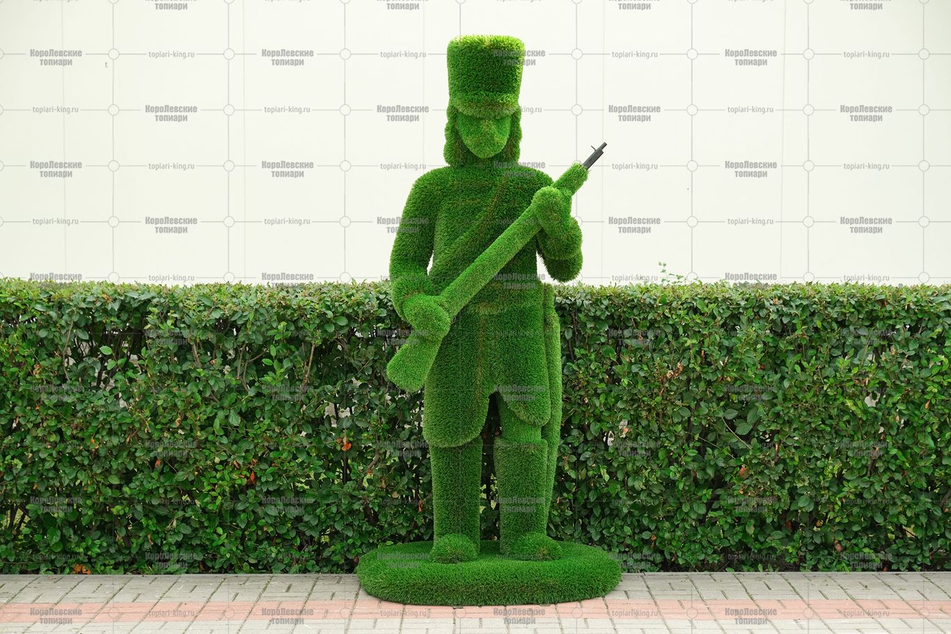 Топиари гусар, ружье в руках - газон Deluxe Топиари гусар, ружье в руках - газон Deluxe