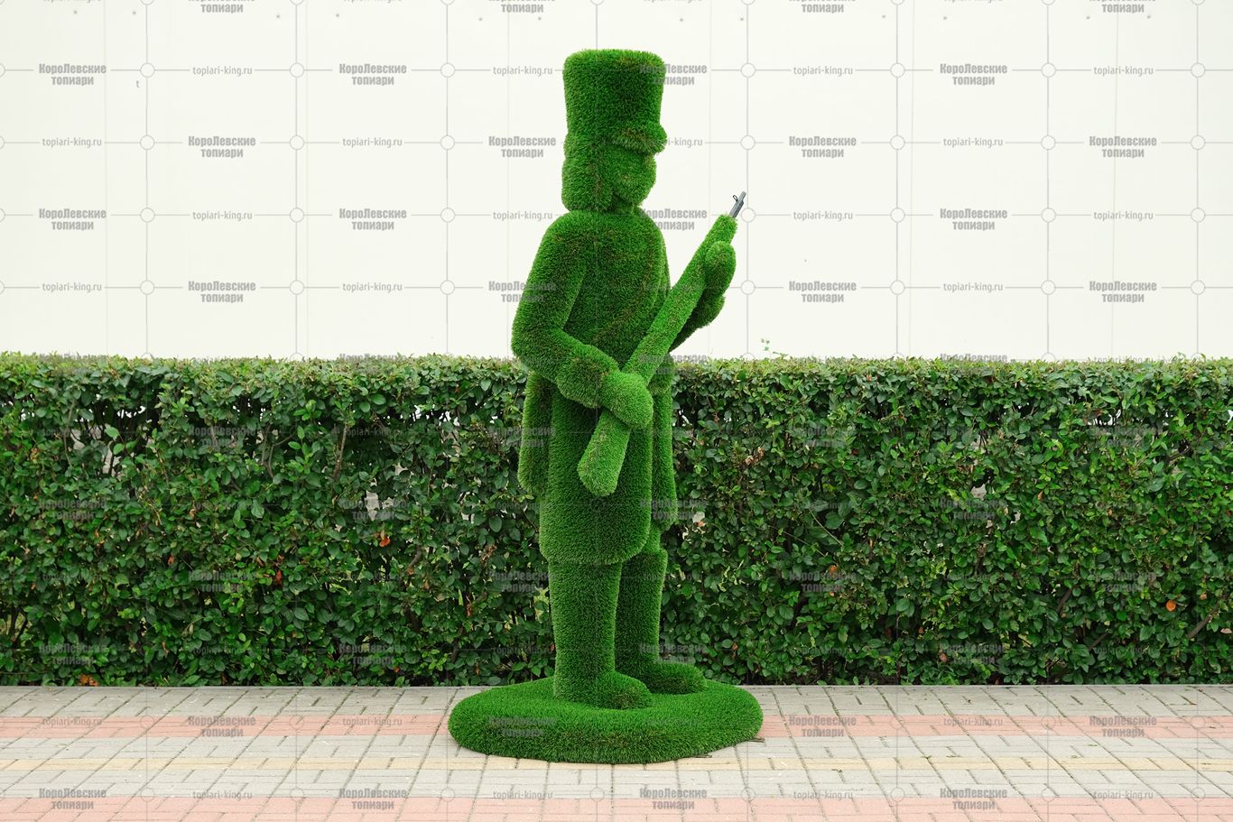 Топиари гусар, ружье в руках - газон Deluxe Топиари гусар, ружье в руках - газон Deluxe