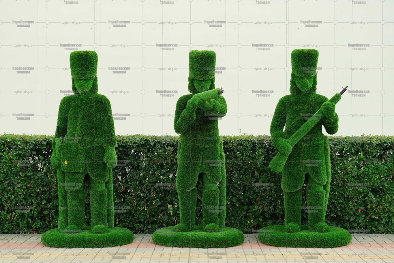 Топиари гусар, ружье в руках - газон Deluxe Топиари гусар, ружье в руках - газон Deluxe