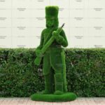 Топиари гусар, ружье в руках - газон Deluxe