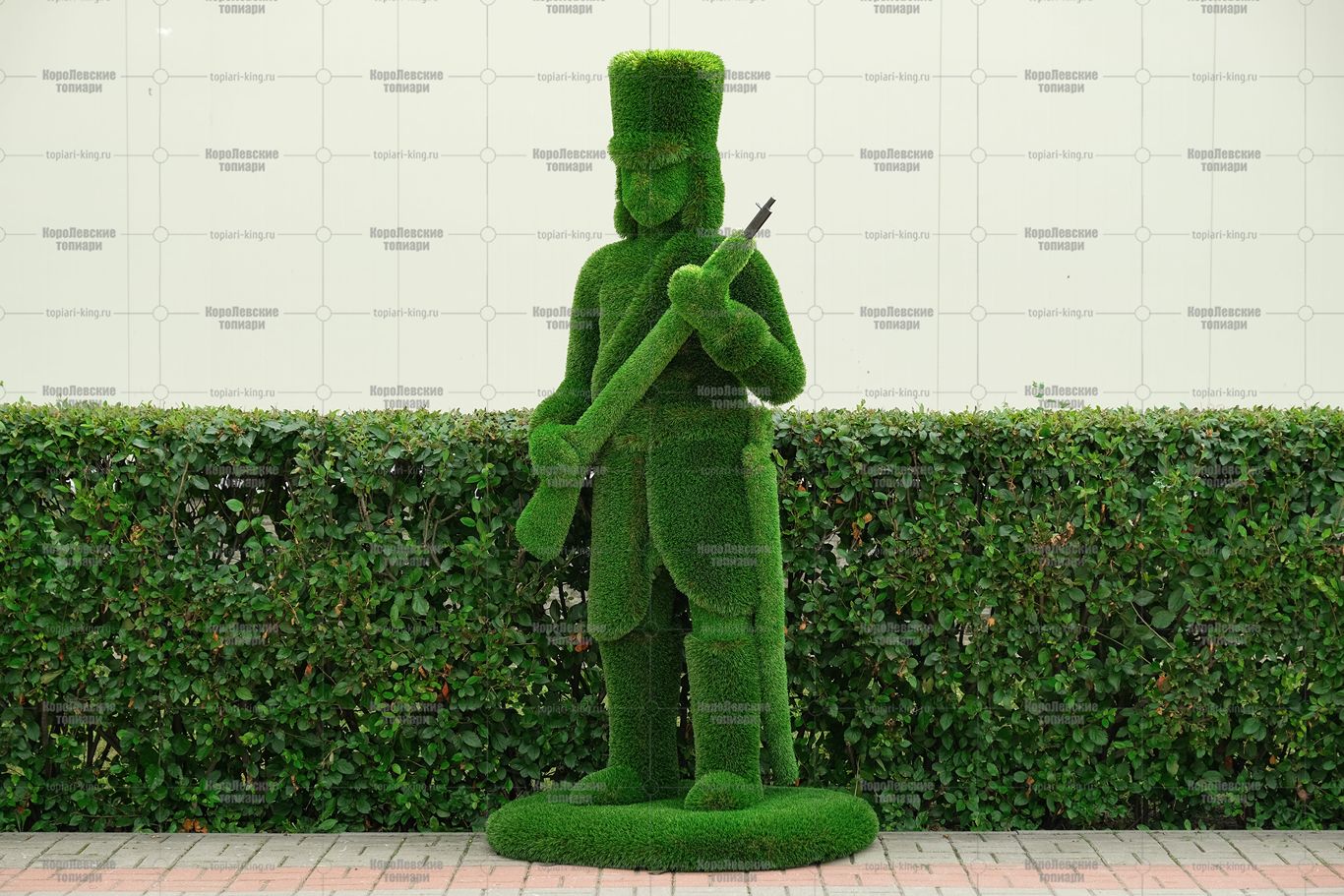 Топиари гусар, ружье в руках - газон Deluxe Топиари гусар, ружье в руках - газон Deluxe