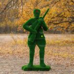 Топиари солдат, ружье в двух руках - газон Eco+Deluxe