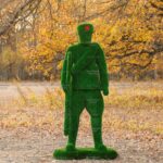 Топиари солдат, ружье поднято - газон Eco + Deluxe