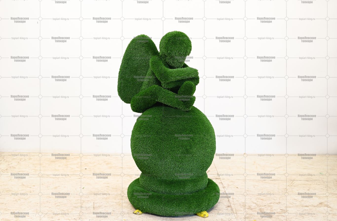 Топиари ангел на шаре - газон Есо Топиари ангел на шаре - газон Есо