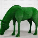 Топиари  лошадь Марта - газон Есо