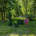 Топиари композиция дама с cобачкой и саквояжем - газон Eco + Deluxe Green