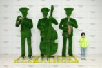 Топиари городской музыкант с контрабасом - газон Eco