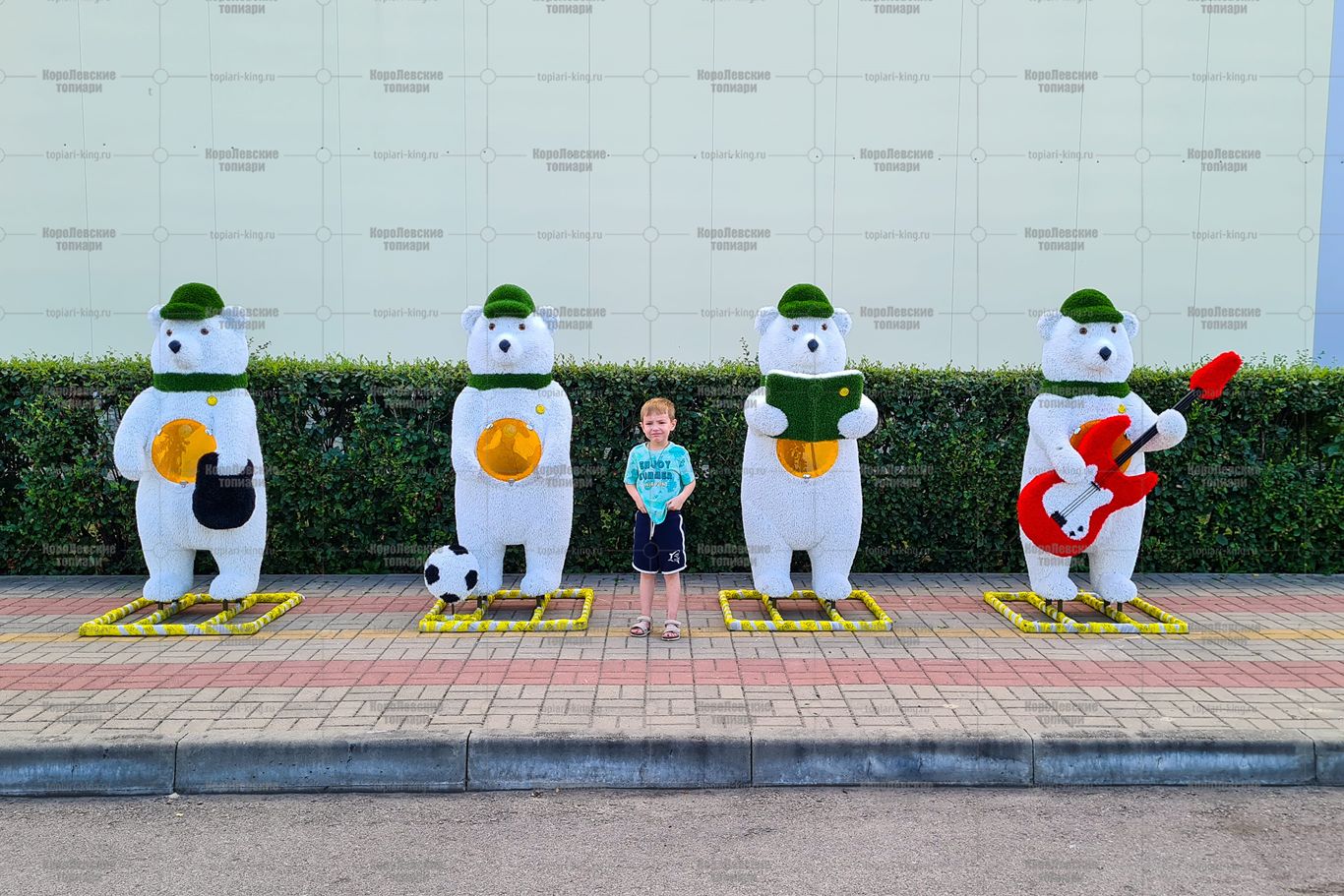 Топиари медведь-контейнер, книголюб, h=170см - газон Eco Топиари медведь-контейнер, книголюб, h=170см - газон Eco