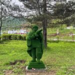 Топиари герой Отечества - газон Есо