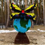 Топиари композиция бабочка на земном шаре, малая - газон Eco