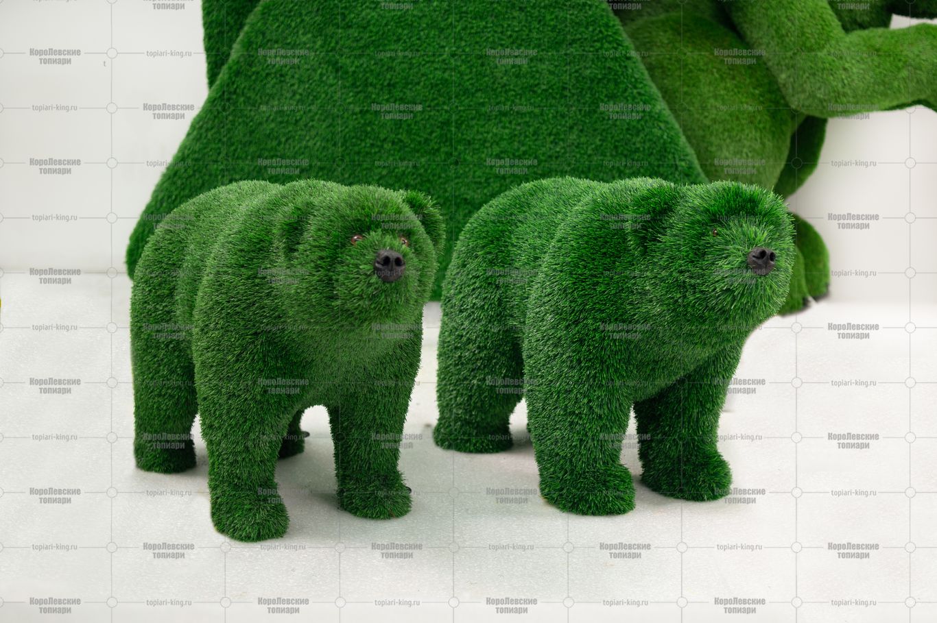 Топиари композиция медведи Стик, братья - газон Deluxe Green + Eco (сравнение газонов) Топиари композиция медведи Стик, братья - газон Deluxe Green + Eco (сравнение газонов)