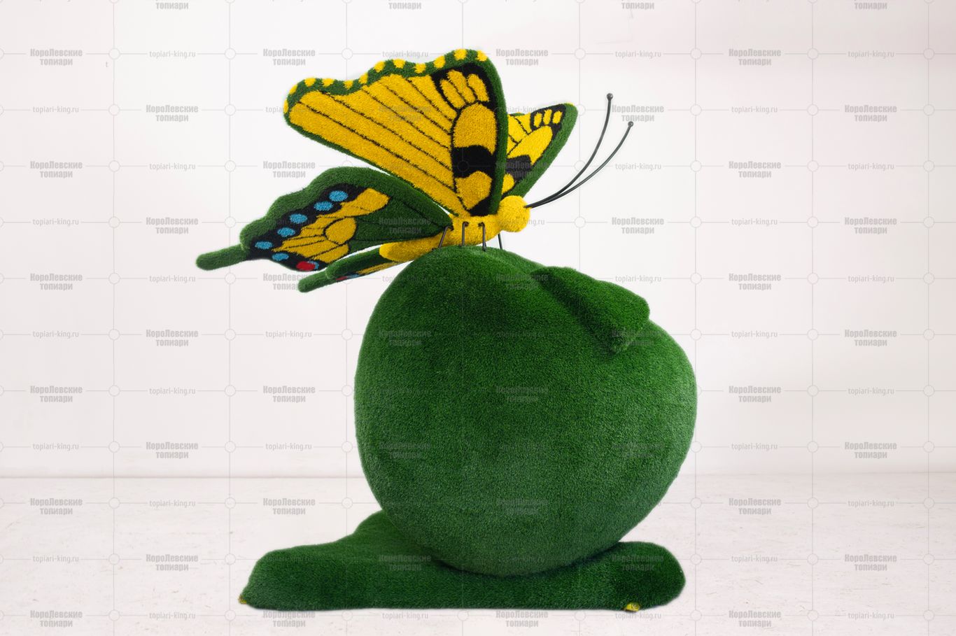 Топиария композиция бабочка на яблоке Грени - газон Deluxe Green Топиария композиция бабочка на яблоке Грени - газон Deluxe Green
