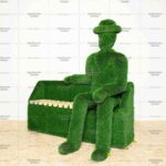 Топиари композиция джентельмен Арли, ожидает (с лавкой), светлый -газон Deluxe